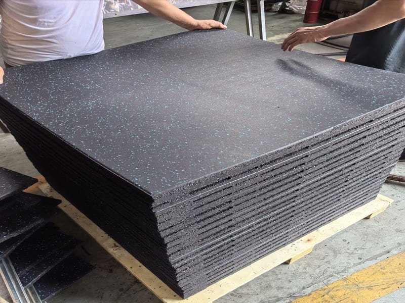 Eine Collage verschiedener Ideen für Spielplatzböden im Freien, darunter bunte Gummifliesen, natürlich aussehender Kunstrasen und Holzfasern.